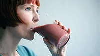 WomanDrinkingSmoothie_1170
