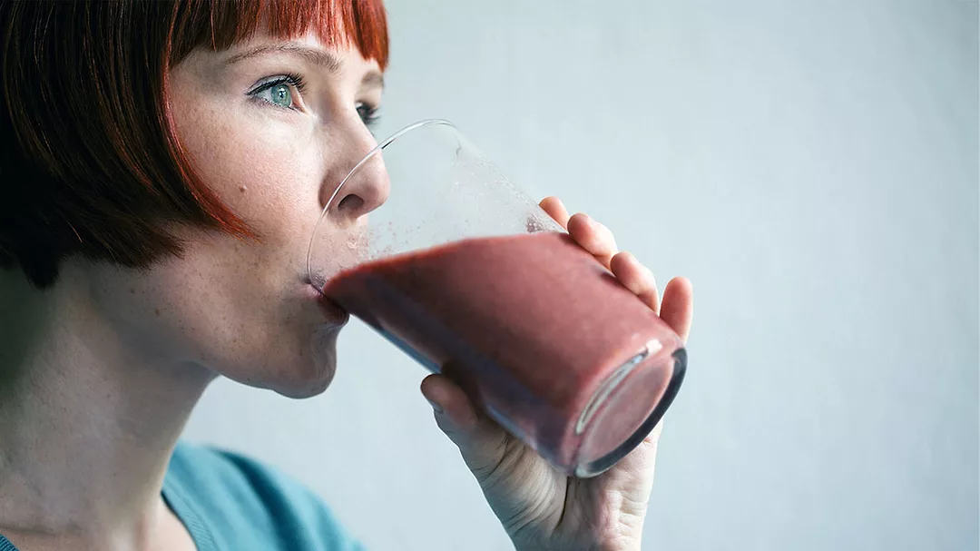WomanDrinkingSmoothie_1170