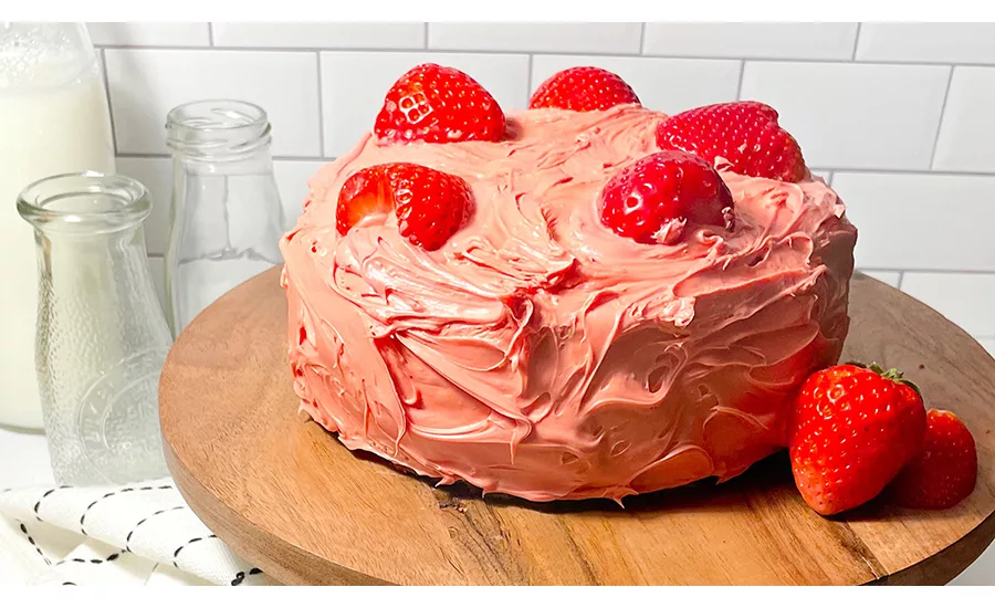 strawberry-cake_Lycored.jpg