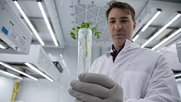 Elo_Scientist_780.jpg
