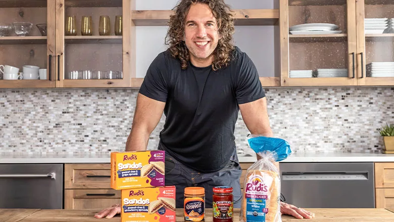 Rudis Sandos on counter with man